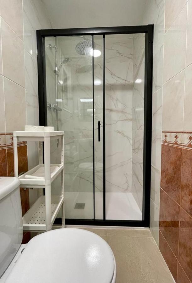 A & M Barcelona Hostal מראה חיצוני תמונה